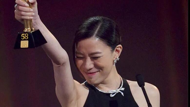 佘诗曼：四封TVB视后！她紧紧攥住奖杯，那是属于“港女”的事业心
