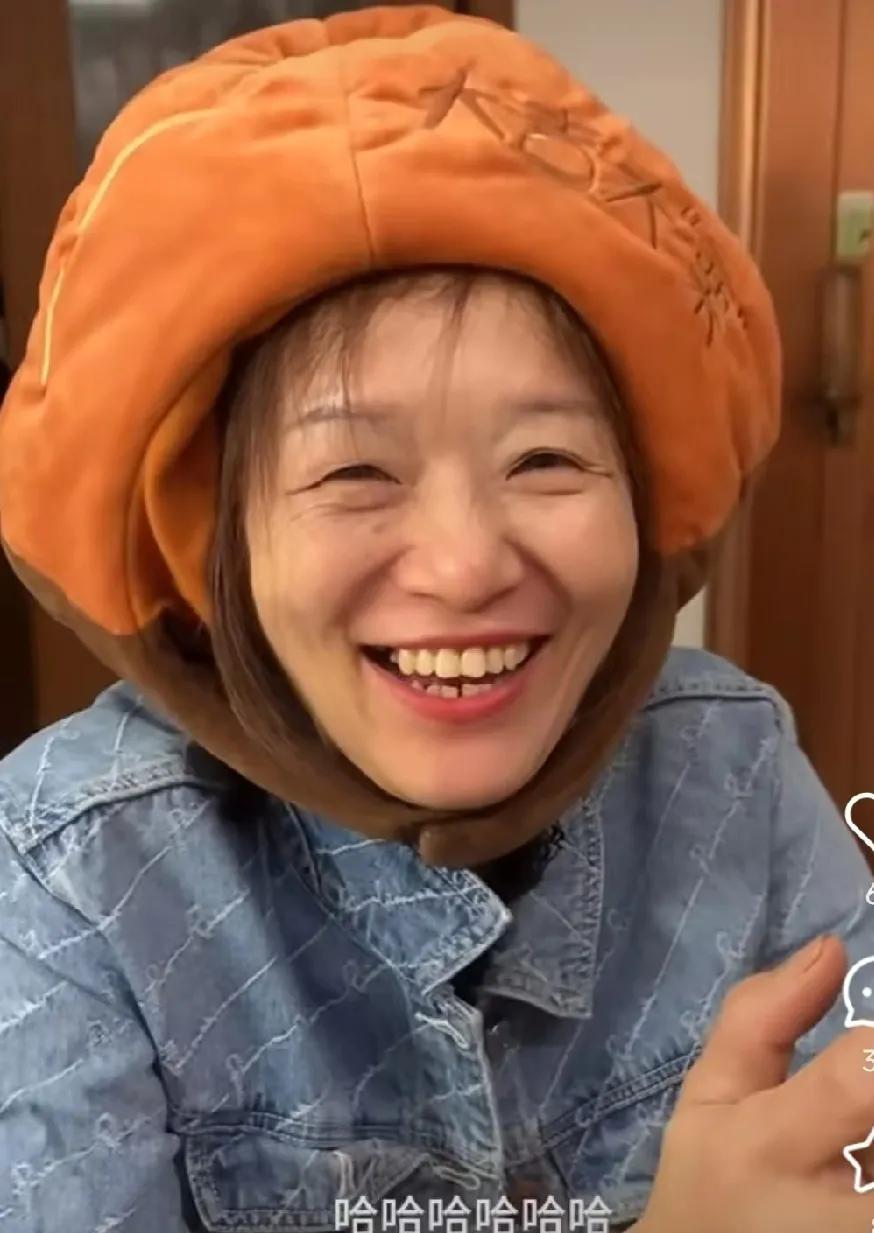 浩楠妈妈看见机票那一刻眼睛都亮了，知道要飞南京去看儿子，一脸开心。
大妹说妈妈想