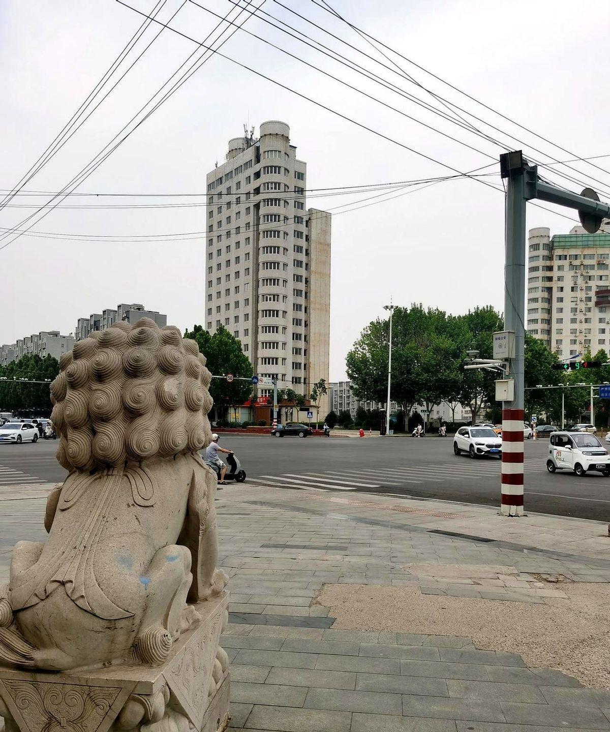 有事路过莱钢
以前这栋楼顶上的红色大字招牌能闪瞎眼，现在楼还是那栋楼，可墙上光秃
