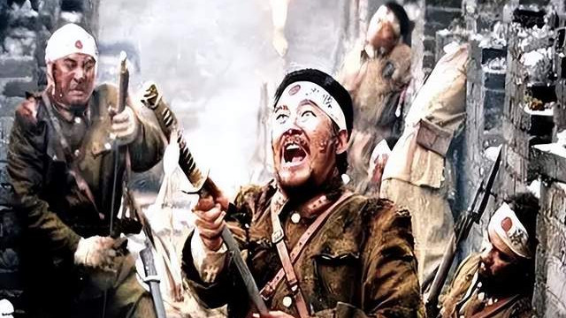 日军中将在战场上做手术，刚开膛破肚，一枚炮弹送他上天