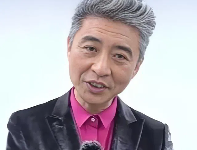 这位满头白发、满脸沧桑的汉子，你还记得吗？他曾经是春晚常客，后来就遭到全网唾弃。