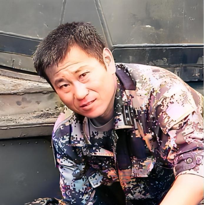 2010年，一辆步战车发生故障，厂家维修要20万。忽然，人群中喊了一声：“两块五