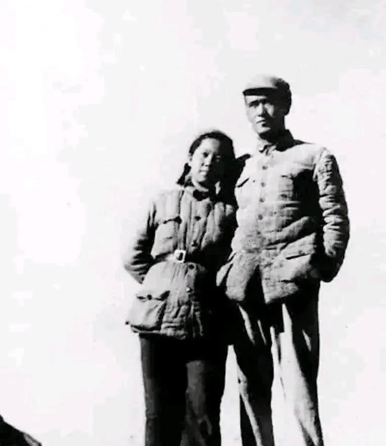 1940年冬，延安窑洞，一场简朴婚礼温暖寒冬。19岁的于蓝初入鲁艺，嫁给了她仰慕
