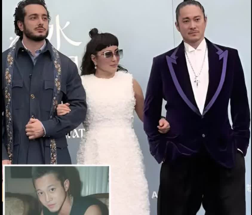 何超仪携老公陈子聪参加活动，陈子聪大病初愈，穿阔腿裤站姿奇怪。
