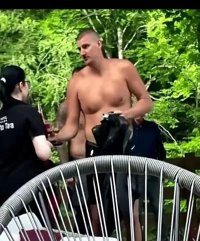 我绞尽脑汁也想不通为什么约基奇能打NBA？看看他这一身的五花肉，这肚腩看着就像是