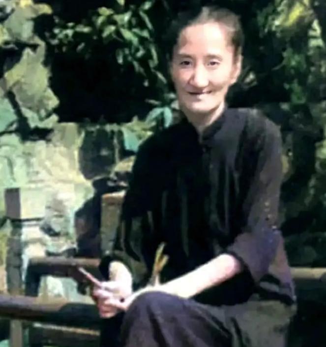 1963年，陆小曼留下的最后一张照片，此时的她独居生活，由于牙齿掉光，嘴巴都瘪了