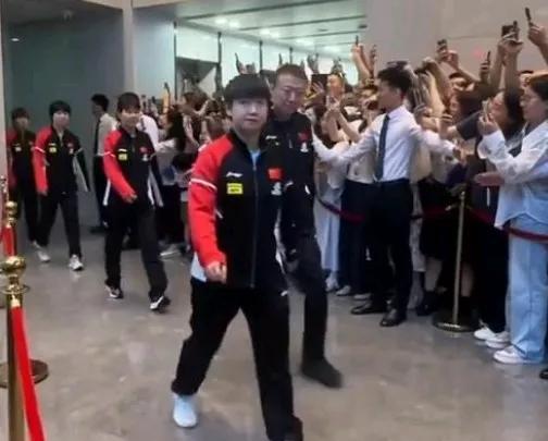 马琳也参加活动了，我看到马琳了！马导啊，你终于出来了！大家看到了吗？马琳和莎莎走