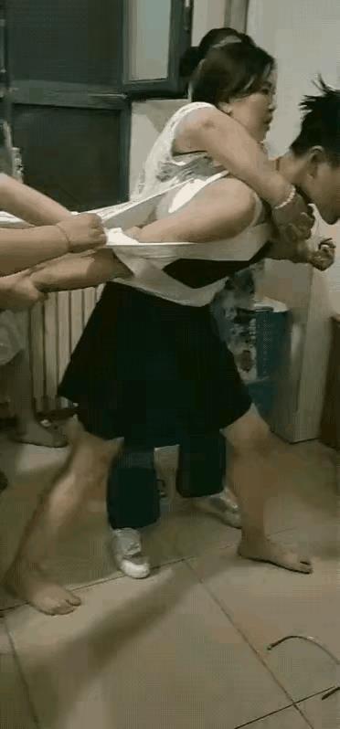 一个大小伙子，干什么不好，偏偏穿上女人的裙子混进女厕所。结果被如厕的女人们认出来