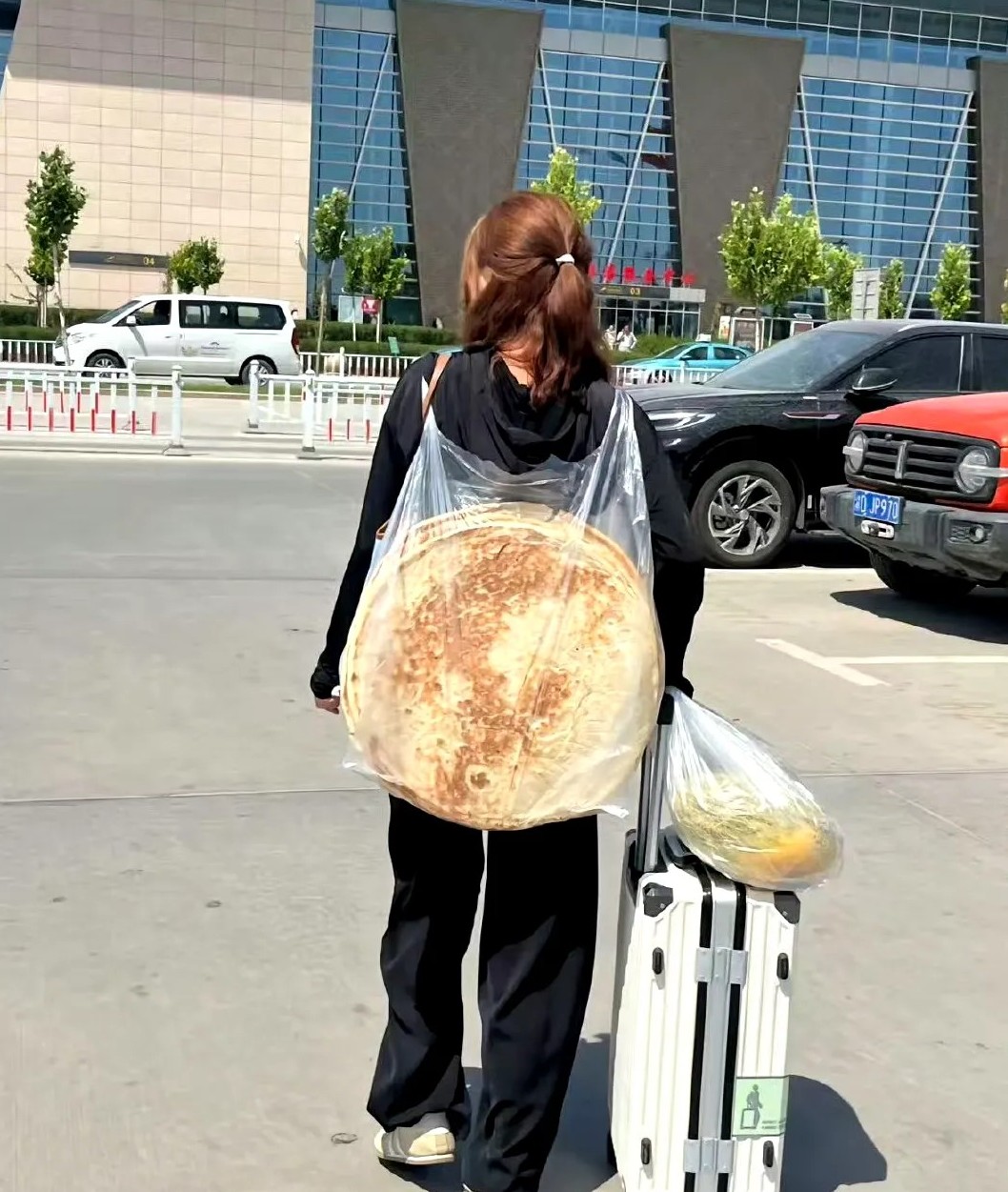 在深圳火车站，看见一个妹子背着两个大饼 ​​​
