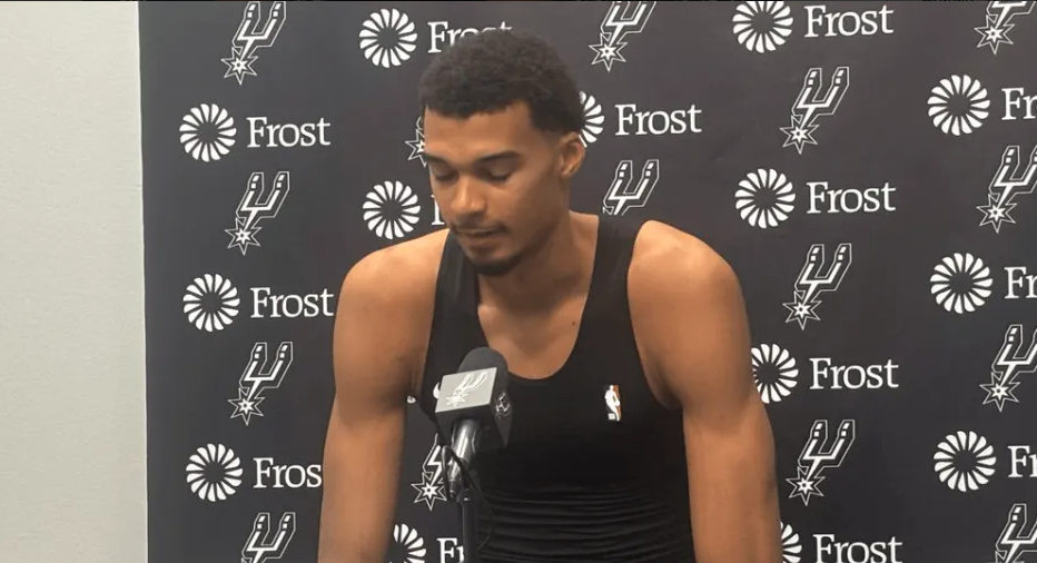 NBA常规赛，马刺客场125-92战胜独行侠。
赛后，本场表现出色的马刺球员维克