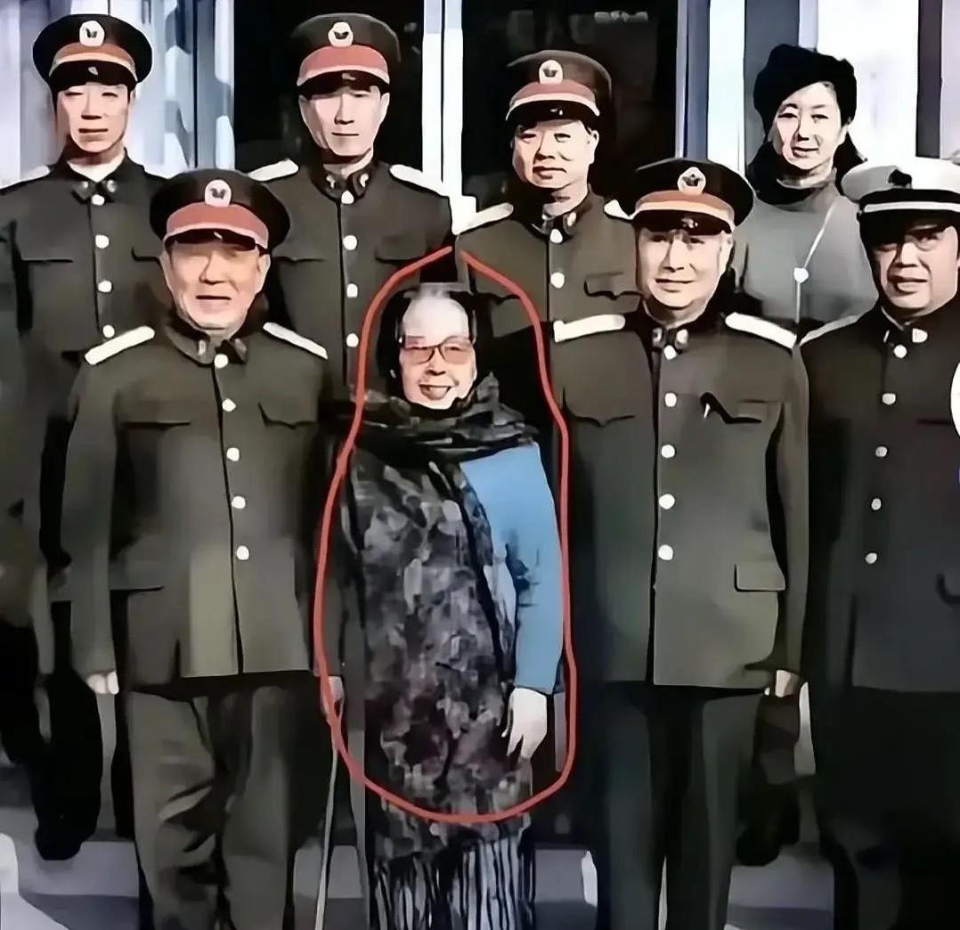 贺龙元帅夫人薛明（左）与儿子、海军副司令员贺鹏飞（右）合影。照片中母子俩神情庄重
