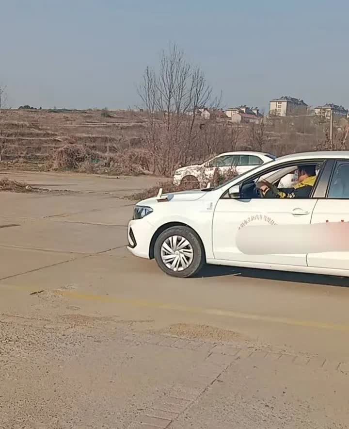 科目二真是我的灾难，科一不管，直接科二，不如直接让我练科三，这一天天换挡，打方向