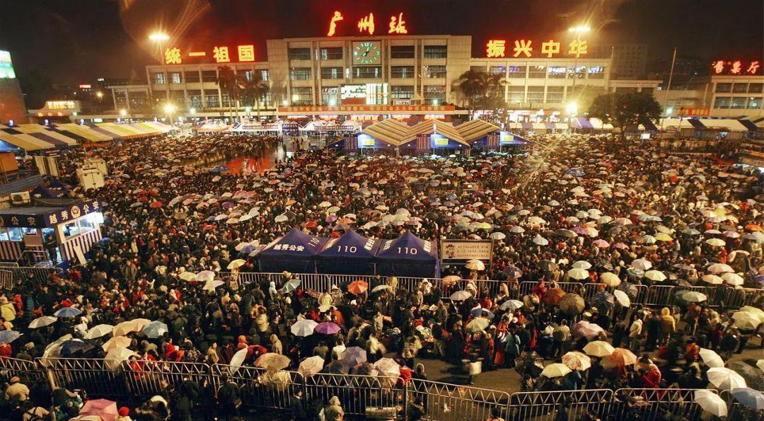 这是中国春运史上最惨痛的一次教训，超40万人滞留广州火车站，四万军警昼夜不眠，随