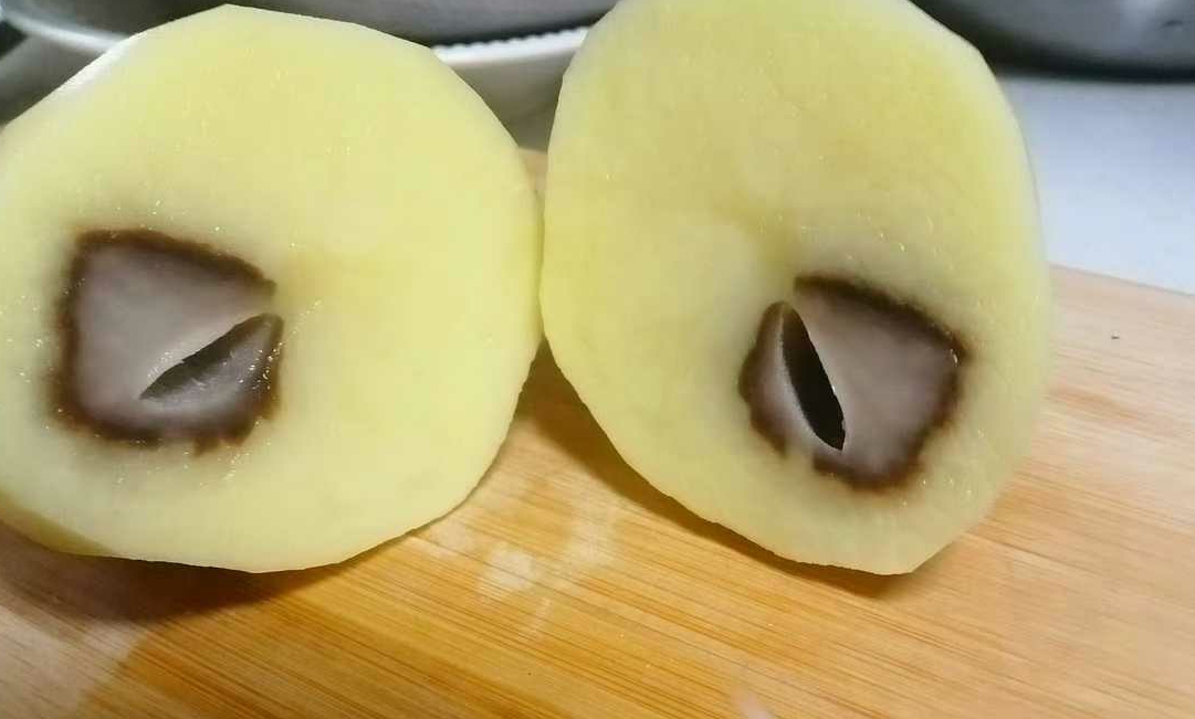 本来在准备做咖喱的土豆切开一看 ​