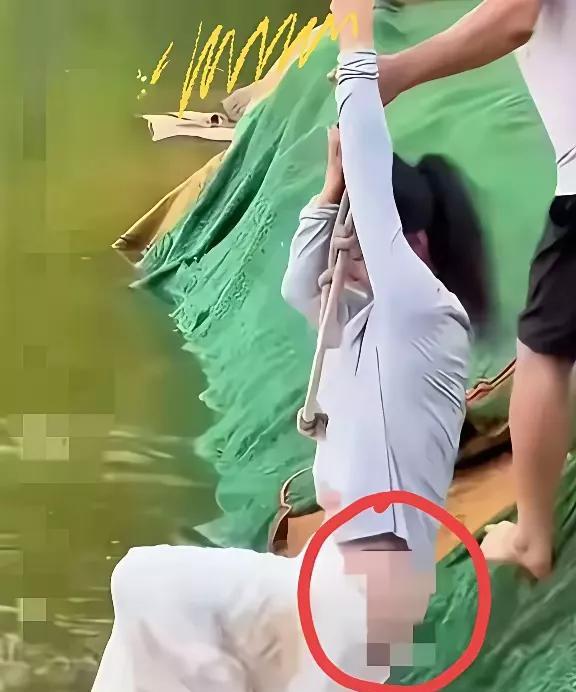 当一个见义勇为者奋不顾身跳进水中，舍命救起落水女人，弄上岸，该女子的裙子含水过重