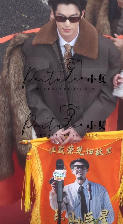 不得不说黄晓明真的超有礼貌，见面招呼王鹤棣爸爸吃东西直接喊叔叔，全程态度超客气，