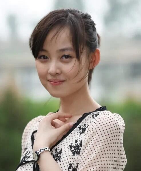 感觉真正好看的美女，从不袒胸露背的，虽然衣服不怎么好看，发型也是平常人的造型，但