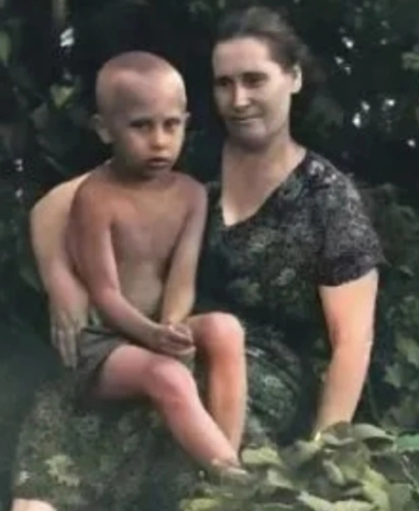 说他不是普京的儿子谁信？先看下面第一张照片，一个男孩在妈妈的怀里坐着，看起来很瘦