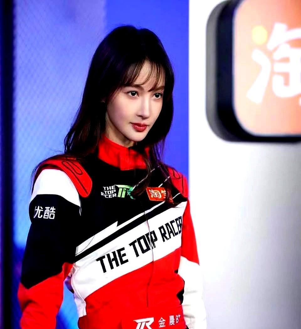 金晨能够走红
是有原因的。
并非导演馋她身子，而是
她身为一名女生，真的非常刚强