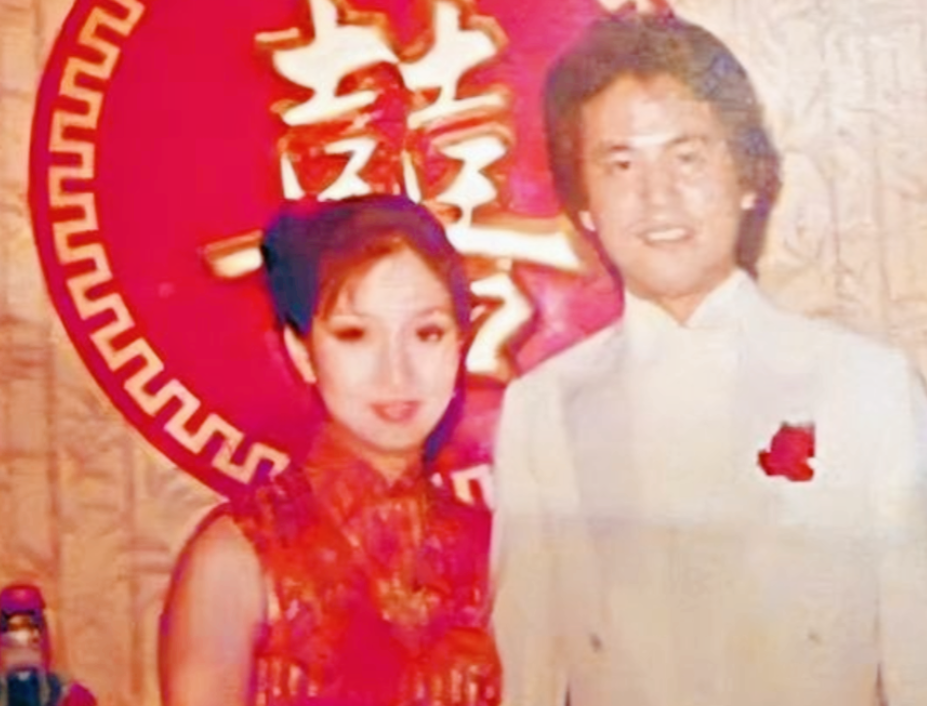 1975年，陈百祥开制衣厂赚到千万身家，他一口气买了五辆豪车，然后对好朋友谭咏麟