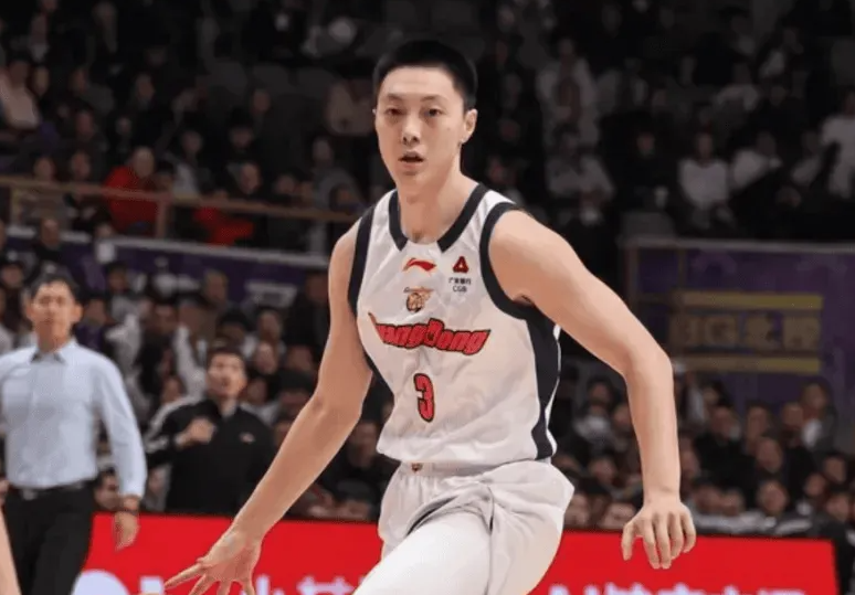 CBA常规赛，广东73-113不敌上海。

在昨日的比赛中，胡明轩开场阶段表现并