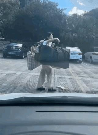 “扁担女孩”拒绝各方资助！
桂林的“扁担女孩”刘同学，因为无意间被拍担行李告别高