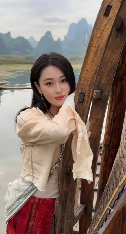张馨予太漂亮啦！五官很精致，仙女般的美人，一双迷人的大眼睛，真的好漂亮，美出了高