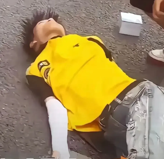 看了19岁外卖小哥的新闻，
我给自己做了三个规定。
一  以后凡是点外卖，都留言