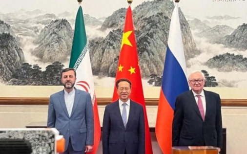 中俄伊合影暗藏玄机，俄副外长两步动作暴露三国关系真相
3月14日北京外交场合上演