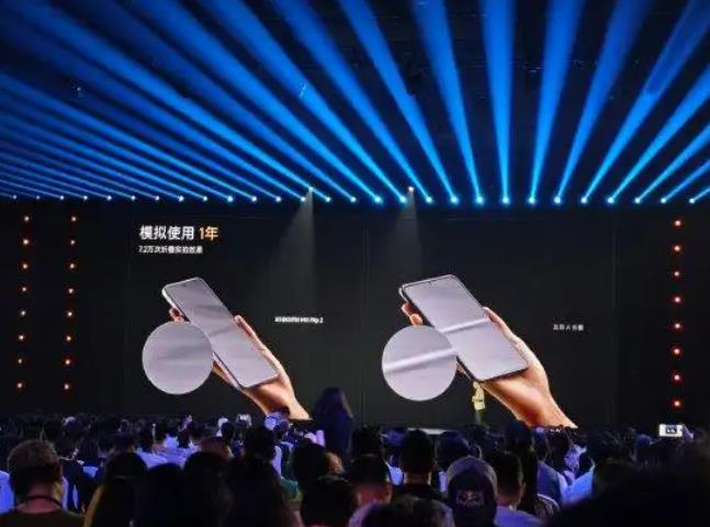 卢伟冰：友商阔折叠折痕不浅，让人惊掉下巴。

在小米MIX Flip 2发布会上