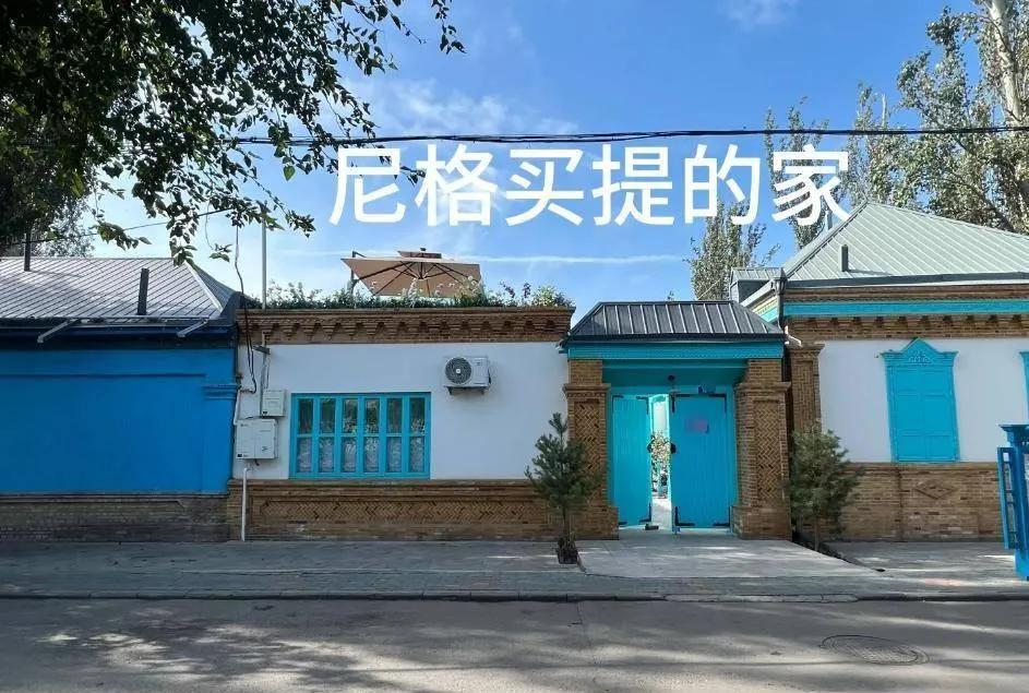 尼格买提在新疆的家，那梦幻的蓝白配色，简直绝绝子！
仿佛童话城堡搬到了现实。他家