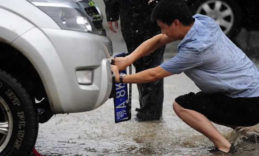 北京下暴雨，肯定有不少车被冲掉车牌，完事以后该怎么补回来？
有人突发奇想，跑到网