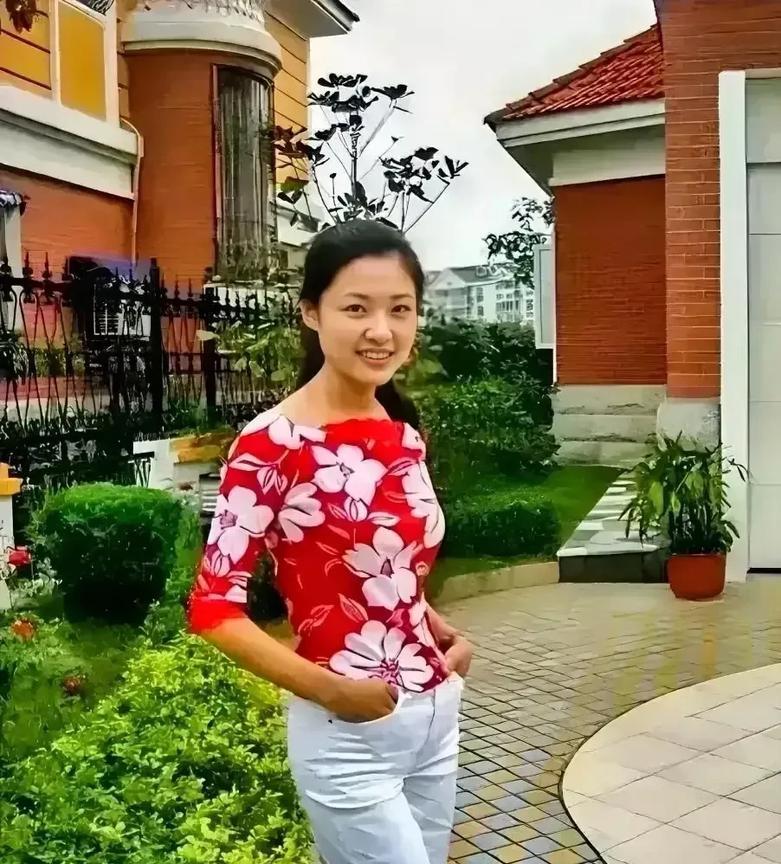 周涛年轻时的照片，摄于90年代。
这是一张纯天然、无美颜的照片。照片中的周涛容貌