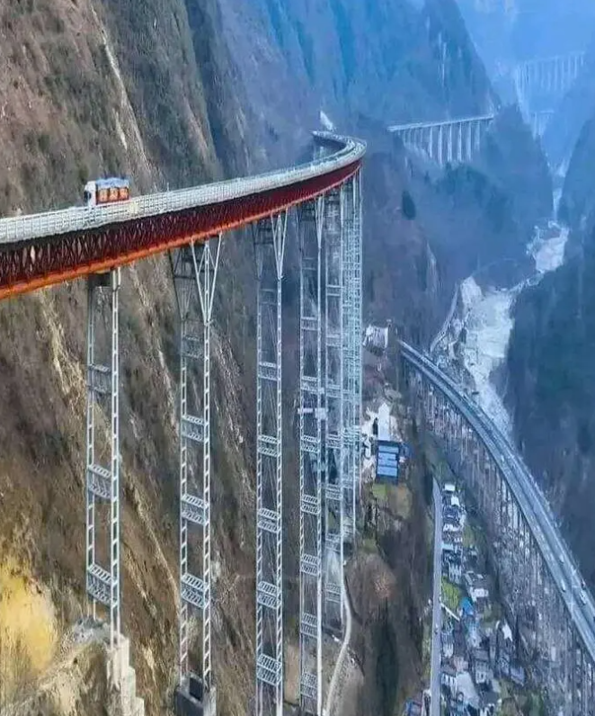 为什么不建在下边而要建这么高呢？