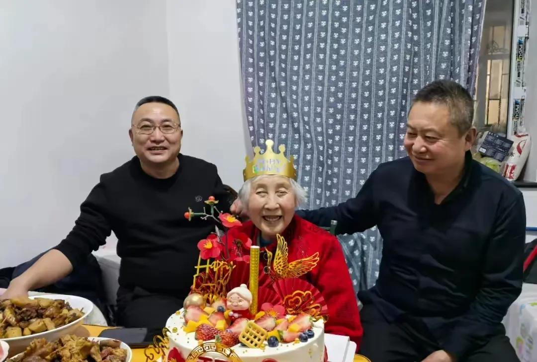 2022年，黑龙江抚远，85岁老太太生病住院，一个中年妇女跑前跑后，贴心照顾。病