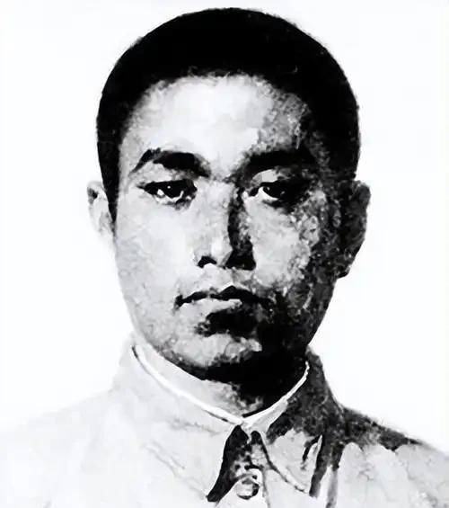 1948年，黑龙江五常县原日伪法院看守所，工人们在修缮因暴雨而坍塌的一间房屋时，