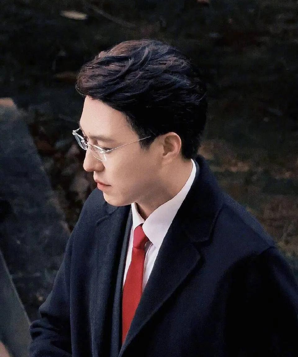 靳东引发热议！
3月6日，靳东突然引发了热议，起因是有网友晒出一组靳东在人民大会