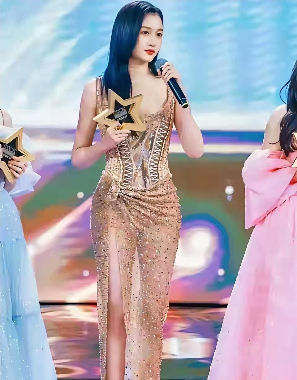关晓彤，173cm，身上的裙子太美了！