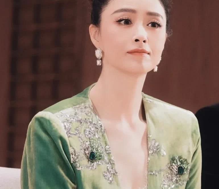 终于知道蒋欣为啥不结婚！
不是没人馋她身子，
而是她今年都42岁了，居然还是