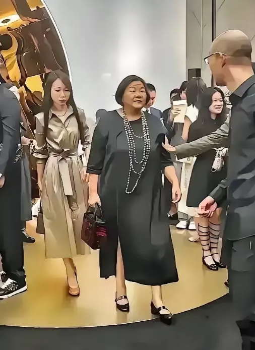 别再说她又老又丑了，人家从来都不靠颜值吃饭！

出身名门，又是才女，各种光环的加