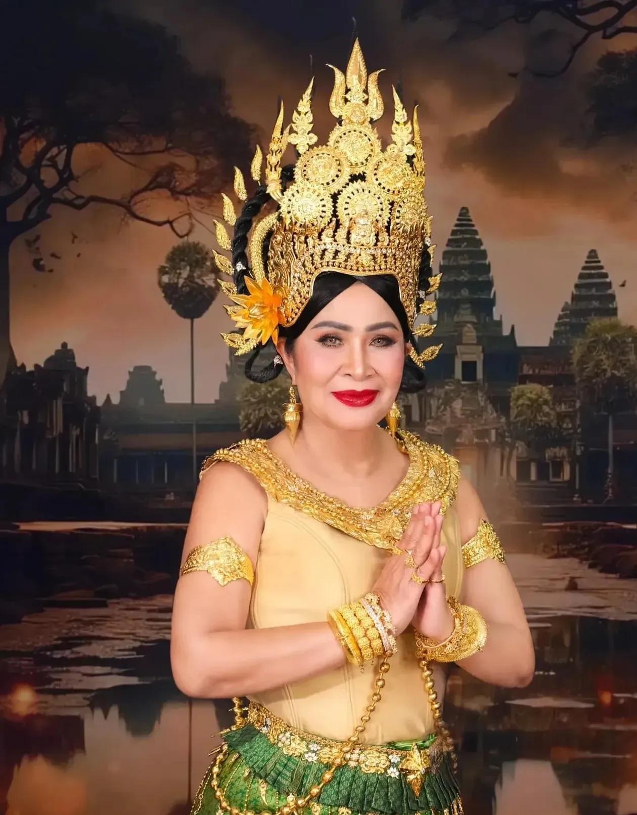 这位雍容华贵的夫人就是洪西娜，洪森的妹妹，兄妹俩长得可太像了！
洪西娜个头不低，