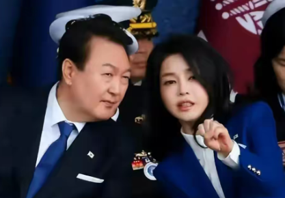李在明痛打“落水狗”，想要彻底清算“死敌”！
 
最近韩国又再度上演了青瓦台的“