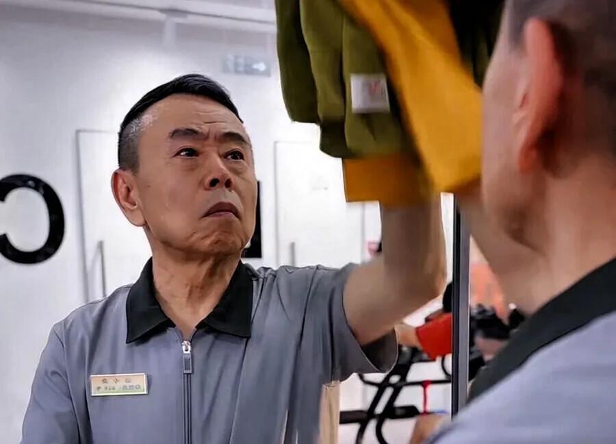 钱真的不好赚了！潘长江都勇闯短剧圈了，这次上演“豪门阔太爱上60岁做保洁的我”～