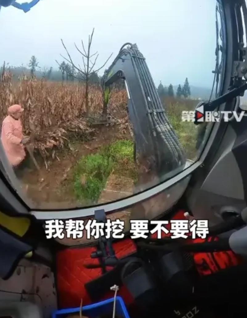 贵州，一男子开着挖掘机经过田间地头时，看见一老人正在地里面忙活着，不忍心的他主动