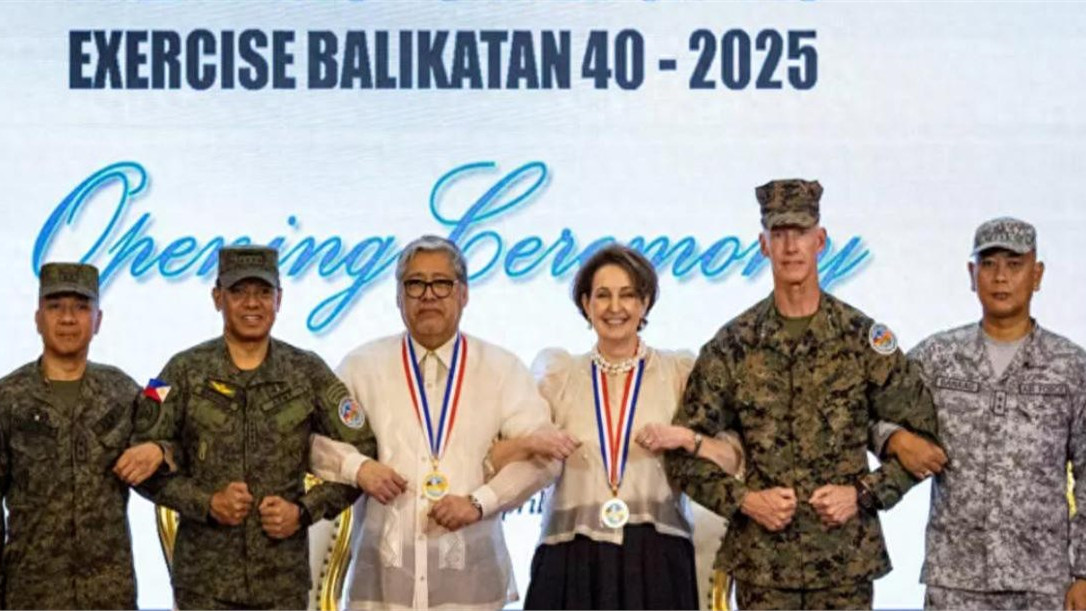 中美航母在菲律宾家门口对峙，菲军方无奈承认，中方操作很专业