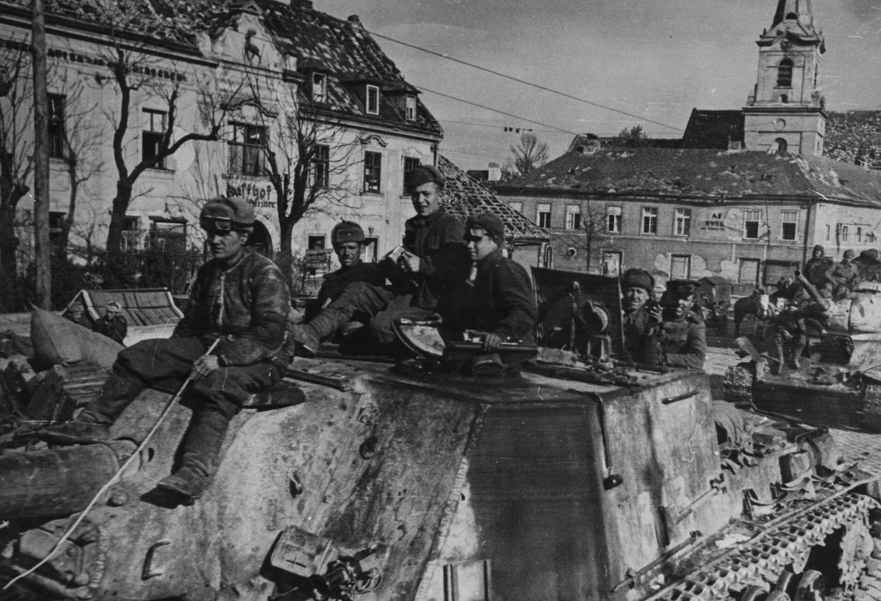1945年，维也纳。苏联红军乌克兰第二方面军第23近卫坦克军的T-34-85坦克