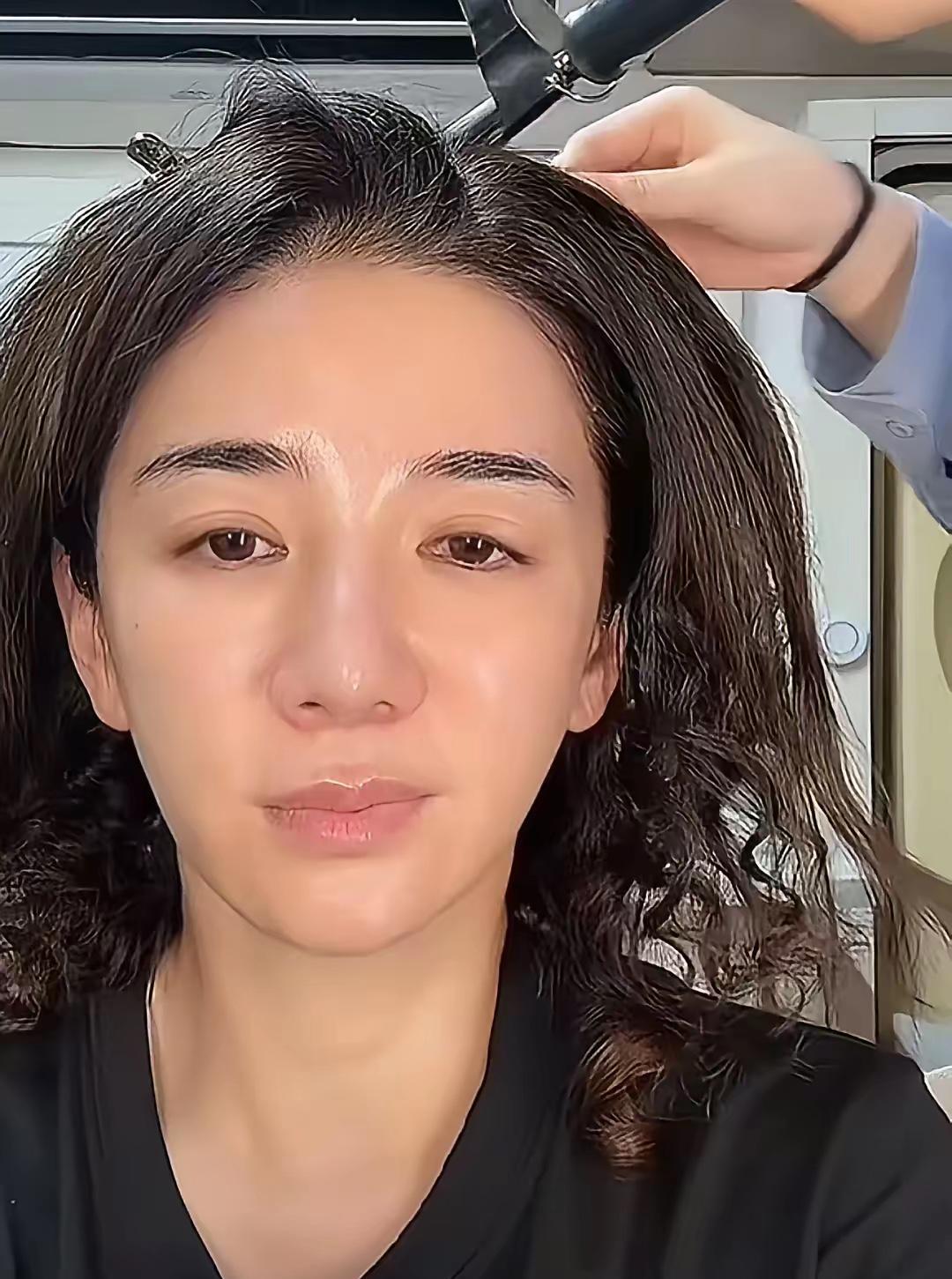黄奕后槽牙都要咬碎了，
没想到自己的几句牢骚话，
差点断送了这么多年的演戏生涯，