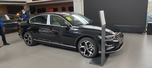 迈腾vs凯美瑞
迈腾330豪华给我定20.2的落地价
凯美瑞2.0豪华定18.4