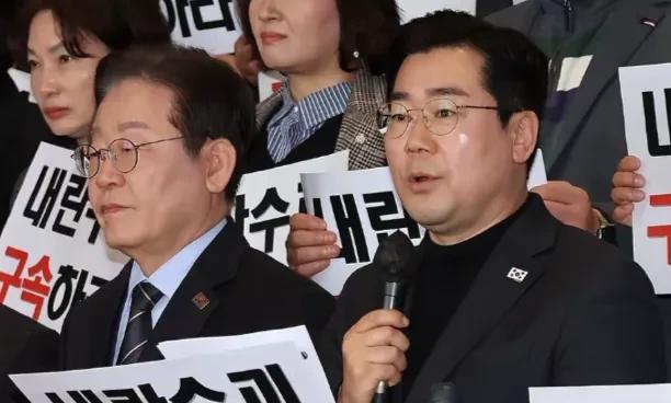 在野党彻底生气了！
就在昨天，3月9日，随着尹锡悦的被释放，在野党把矛头指向了最