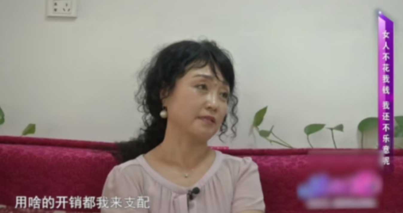 “白嫖上瘾了！”2023年，夕阳红相亲角，57岁的大叔邂逅了54岁的大妈。两人一